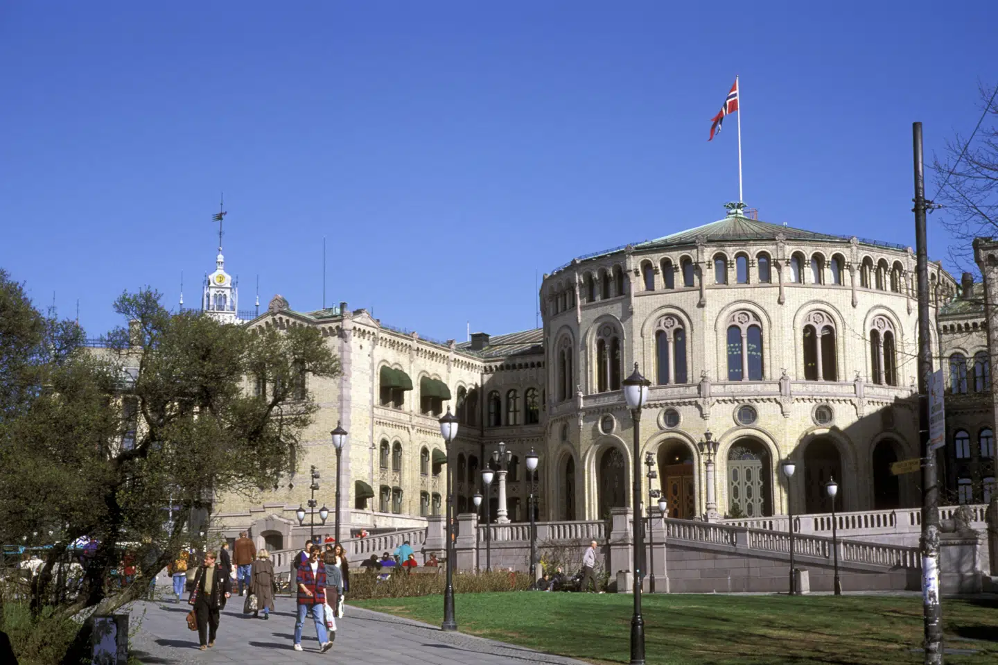 En politiker fra det norske parti Frp har angiveligt sendt billeder af sin penis til yngre kvinder fra partiet.