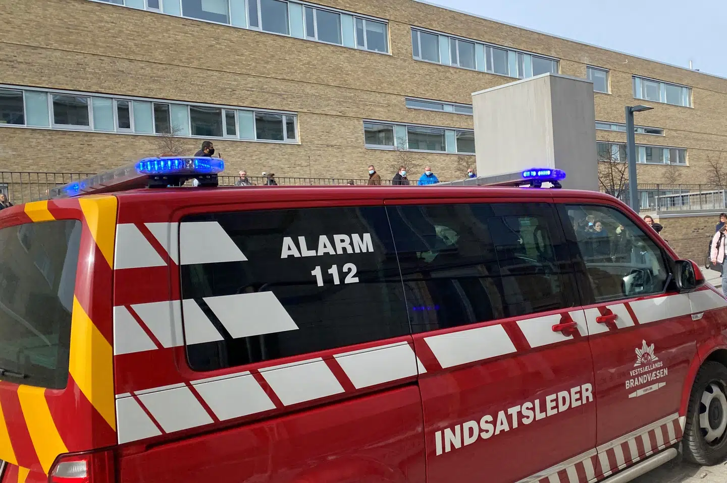 Brandvæsnet rykkede onsdag ud til Retten i Holbæk, da retsbygningen blev evakueret på grund af en brandalarm. Angiveligt var det en tiltalt i en voldtægtssag, som udløste alarmen Foto: Ritzau/Free