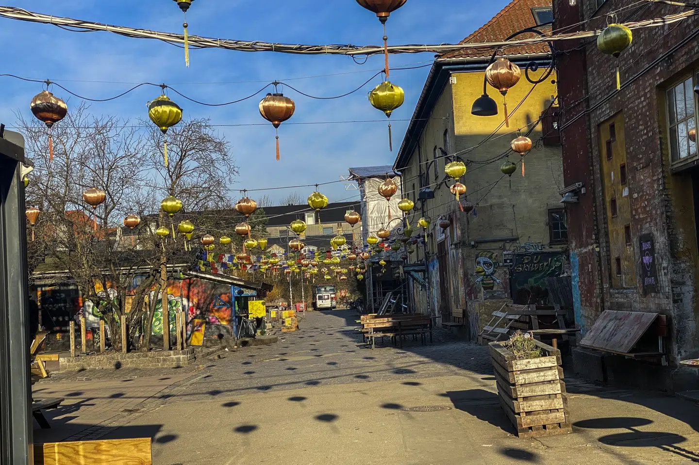 Pusher Street på Christiania er mennesketomt. Siden 7. januar har der været et opholdsforbud gældende fra klokken 10 til midnat. Martin Sylvest/Ritzau Scanpix
