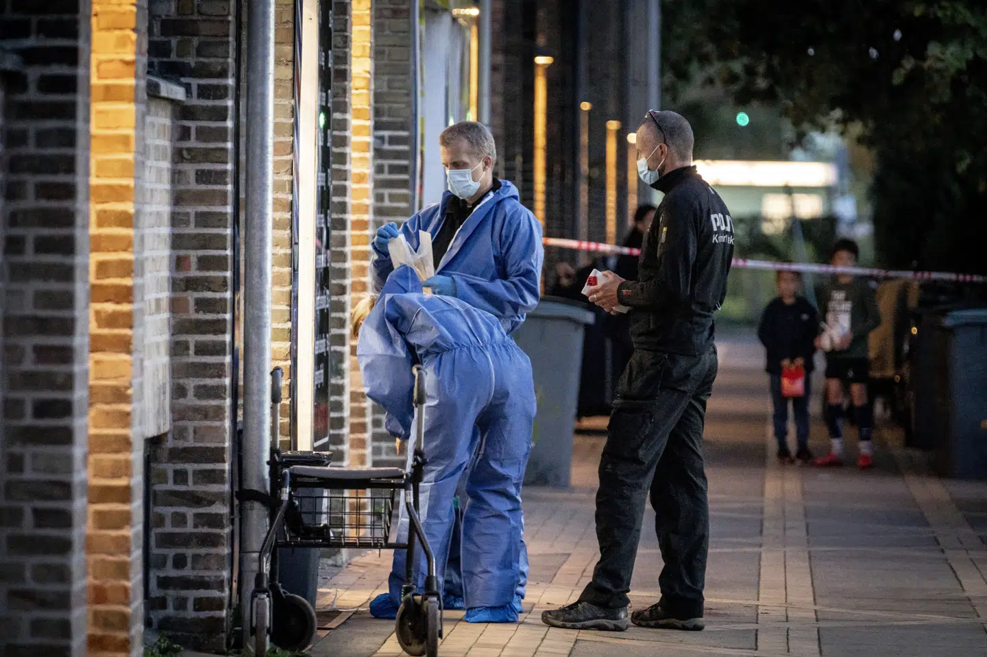 Rigspolitiet vurderer, at i alt 16 drab begået sidste år kan forbindes til rocker- eller bandemiljøet. Billedet er fra en sag i København, hvor en mand i en frisørsalon blev skudt. (Arkivfoto) Mads Claus Rasmussen/Ritzau Scanpix