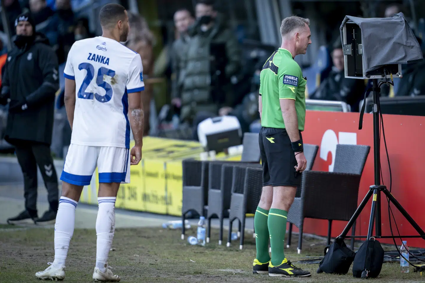 FC Københavns Mathias Zanka Jørgensen stod bag dommer Jakob Kehlet og kiggede med på skærmen under søndagens superligakamp mod Brøndby. Det kostede et gult kort og en karantæne mod FC Midtjylland på grund af for mange opsamlede karantænepoint. Mads Claus Rasmussen/Ritzau Scanpix
