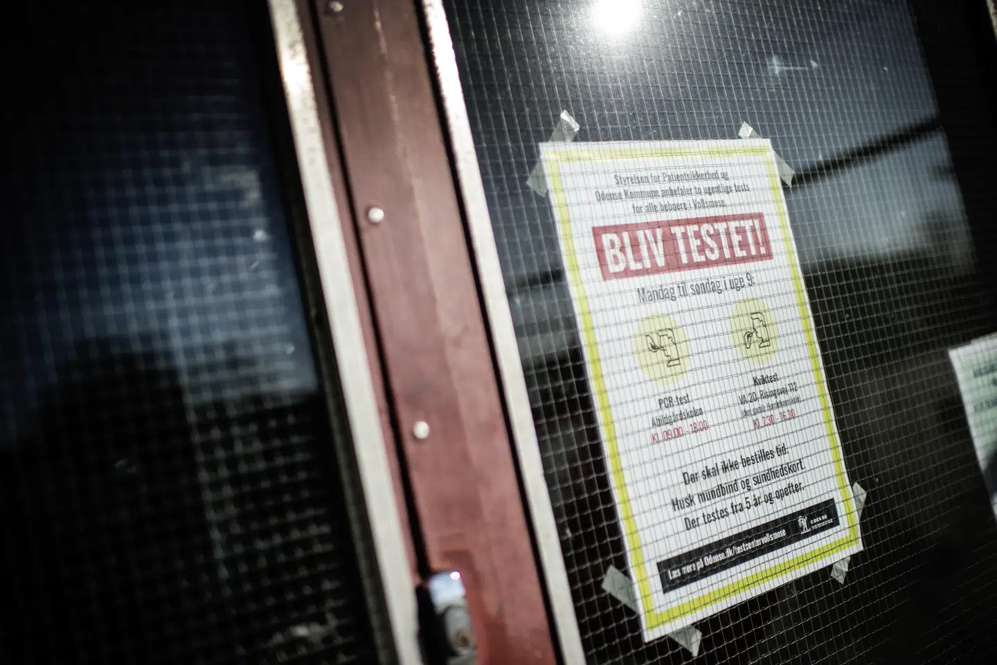 Vollsmose har et højt smittetal og ved midnat blev nye regler indført, så der uddeles en bøde ved manglende mundbind i butikker. Tim Kildeborg Jensen/Ritzau Scanpix