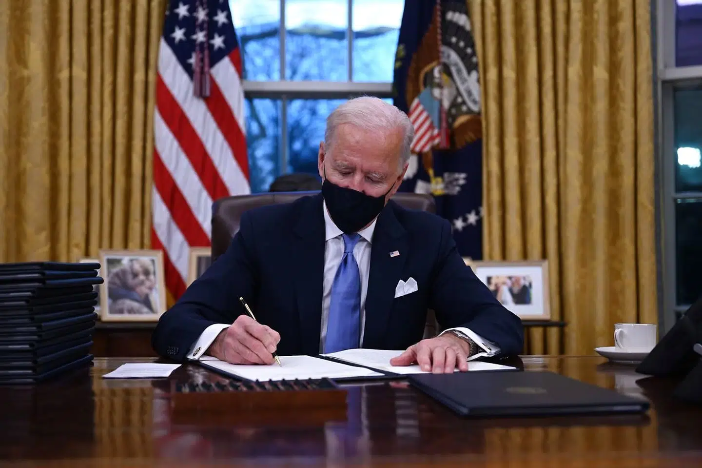 På sin første dag som præsident underskrev Joe Biden blandt andet Paris-aftalen. Foto Jim Warson / AFP