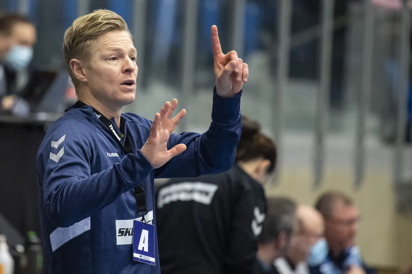 Jesper Jensen, cheftræner Team Esbjerg, halser efter Odense på førstepladsen inden den sidste kamp i grundspillet onsdag aften. John Randeris/Ritzau Scanpix