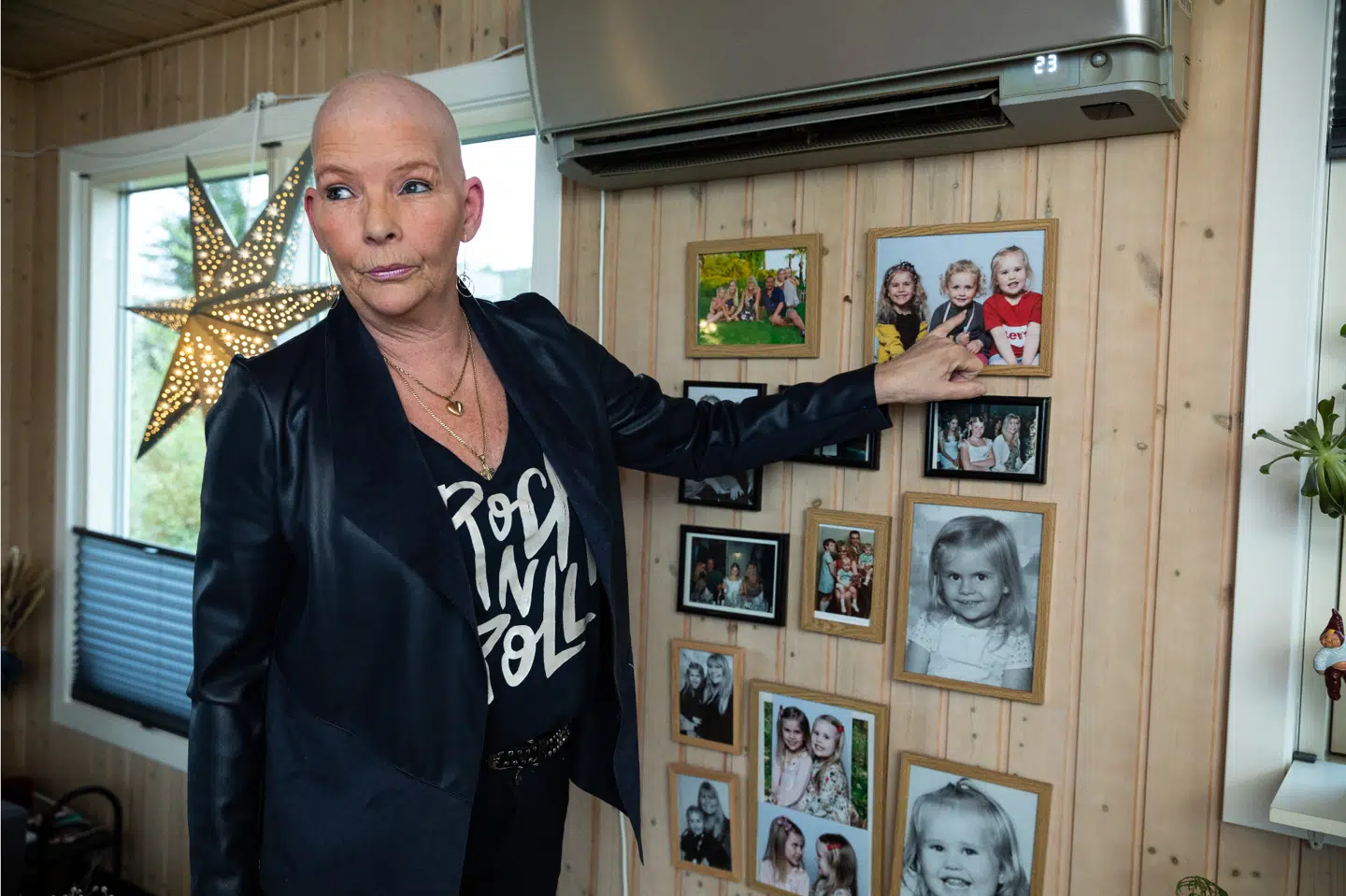 »Mine børnebørn har haft det ad helvede til. Da jeg tabte håret, blev de forskrækkede, da de så mig,« siger Dunja Fogelberg Hansen og peger på billeder af sine børnebørn. Hun ringede 11 gange på næsten fire måneder om symptomer på lungekræft. Men intet skete grundet coronarestriktionerne. Foto: Jacob Crawfurd/Byrd