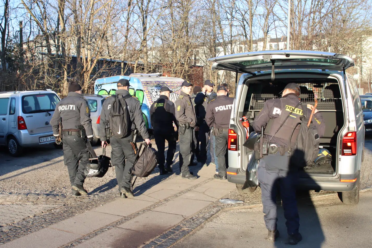 Nogle af de mange betjente pakker sammen, da aktionen var slut.