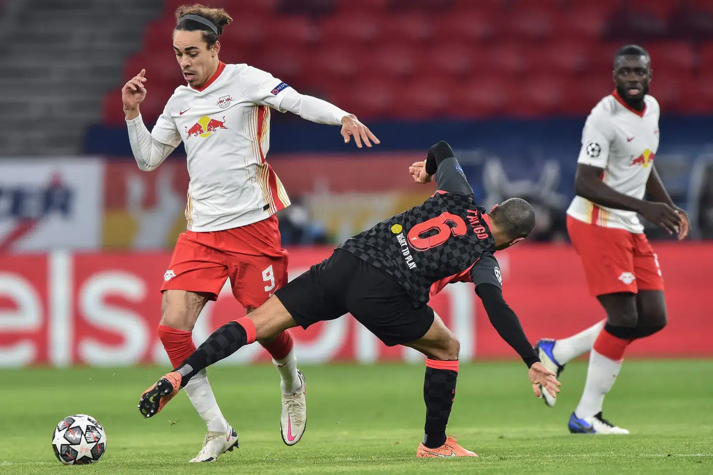 Yussuf Poulsen (tv.) afdribler Thiago Alcantara i det første Champions League-møde mellem RB Laipzig og Liverpool, men det var sidstnævnte, der tog sejren i opgøret. Attila Kisbenedek/Ritzau Scanpix