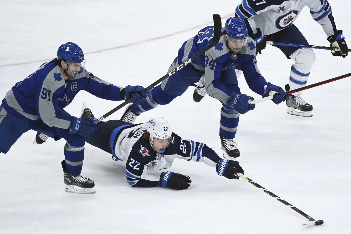 Nikolaj Ehlers må her strække sig ud i fuld længde i kamp om pucken i tredje periode af NHL-opgøret mellem Toronto Maple Leafs og Winnipeg Jets. Nathan Denette/Ritzau Scanpix