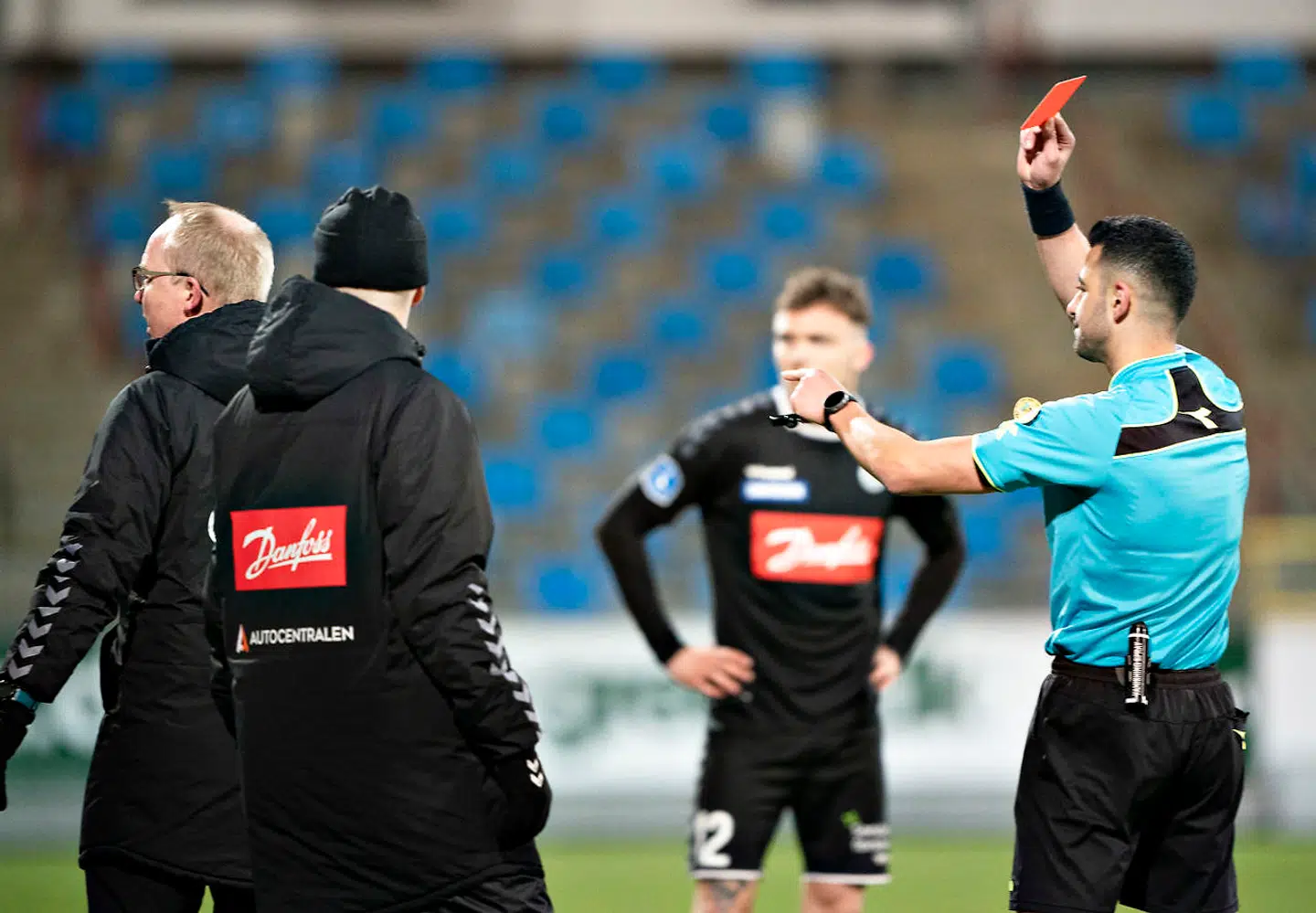 Dommer Aydin Uslu giver det røde kort til SønderjyskEs træner Glen Riddersholm i 3F Superliga-kampen mellem AaB og SønderjyskE på Aalborg Portland Park, mandag 8. marts 2021.. (Foto: Henning Bagger/Ritzau Scanpix)