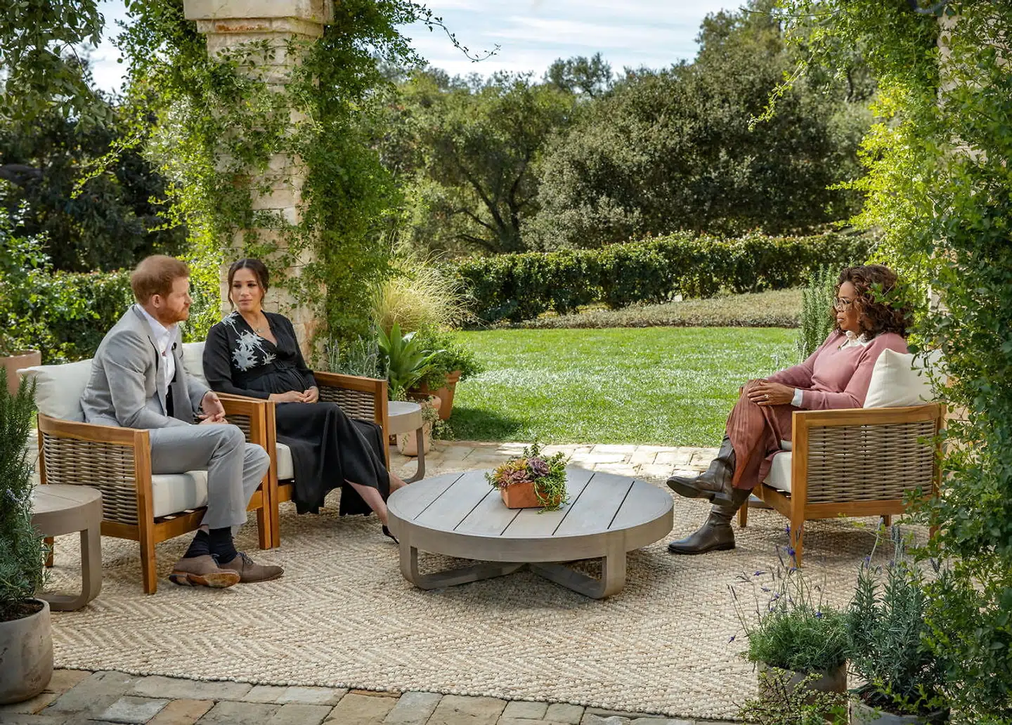 Prins Harry og hertuginde Meghan i den lune sofa hos Oprah Winfrey.