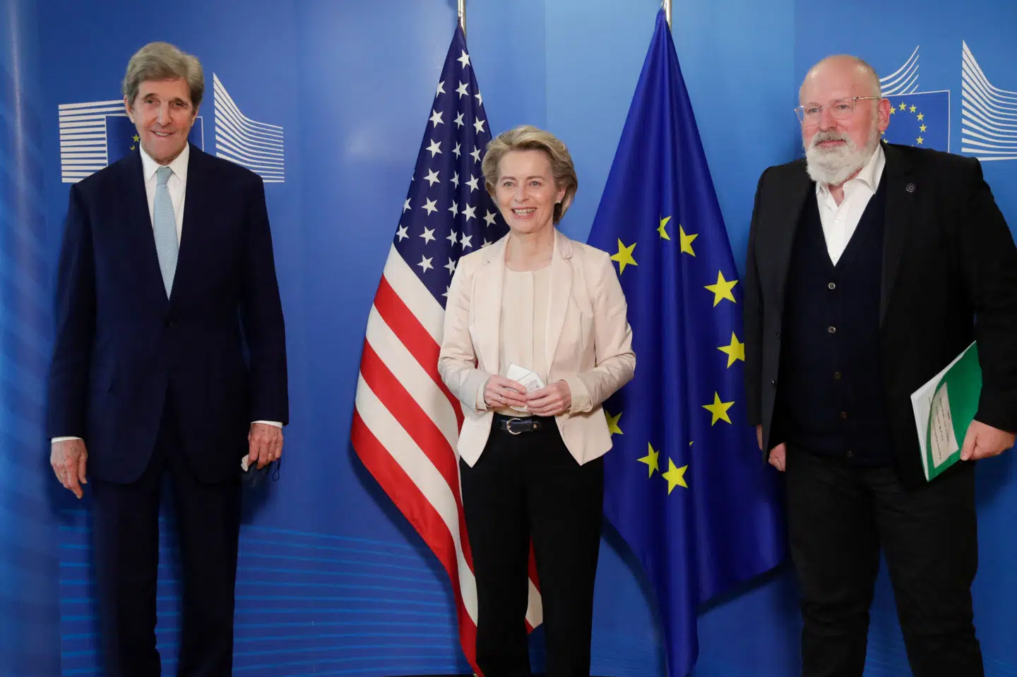 John Kerry (t.v.), Ursula von der Leyen (i midten) og Frans Timmermans (t.h.) har tirsdag i Bruxelles drøftet klimasamarbejde. Olivier Hoslet/Ritzau Scanpix