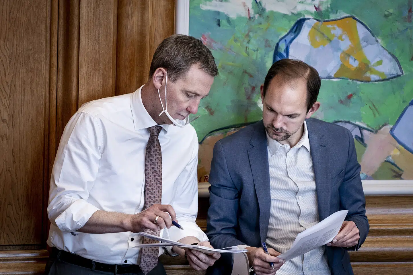 Justitsminister Nick Hækkerup (S) (tv.) vil med nyt lovforslag kunne prøveløslade fanger, hvis manglende udvisninger presser fængselsvæsnet. Liselotte Sabroe/Ritzau Scanpix