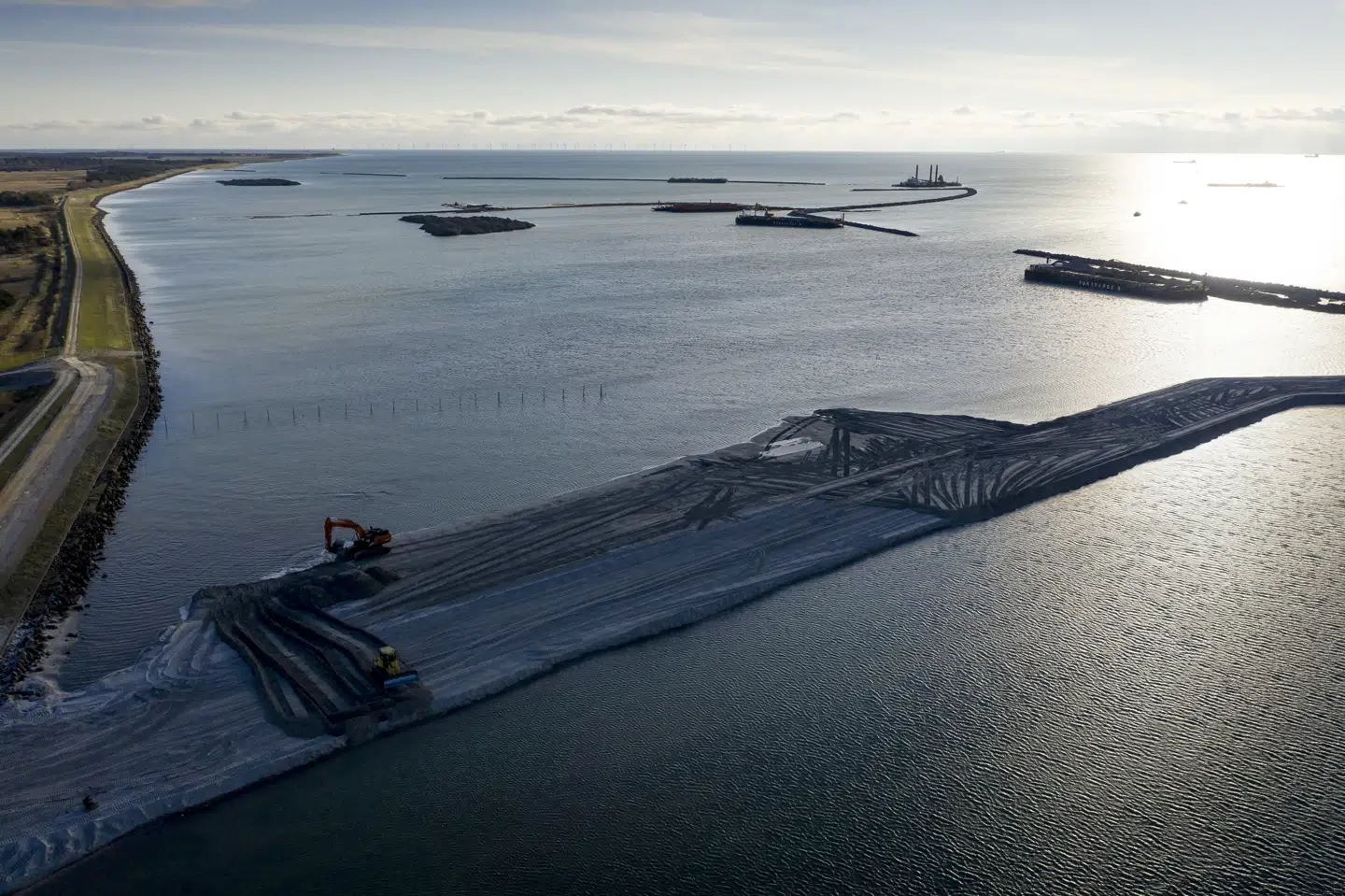 28 russiske søfolk, der arbejdede på to slæbebåde ved Femern-forbindelsen blev tirsdag anholdt. Ifølge politiet arbejdede de ulovligt i Danmark, og Udlændingestyrelsen skal nu vurdere, om de skal udvises.(Arkivfoto). Mads Claus Rasmussen/Ritzau Scanpix