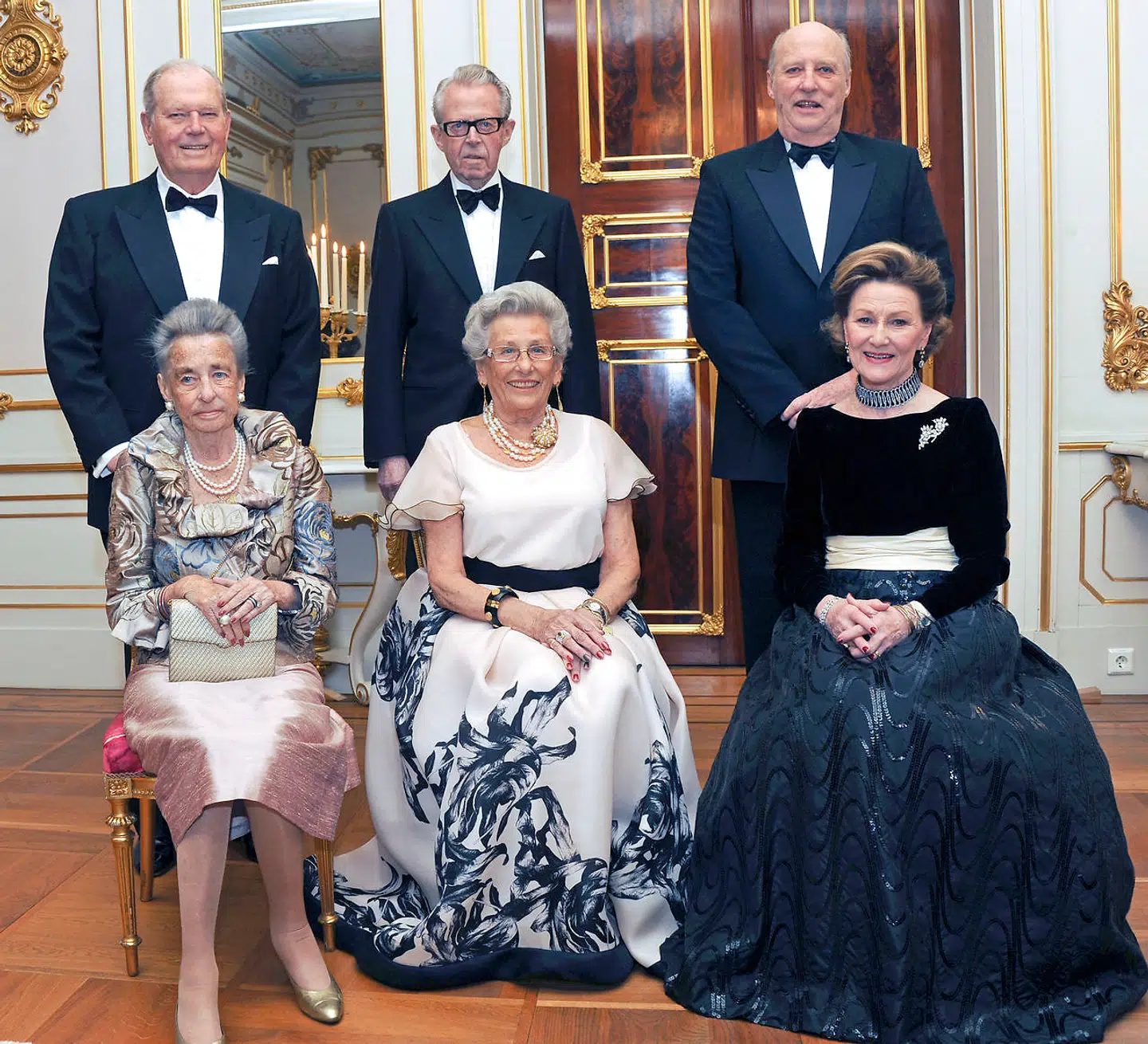 Til højre kong Harald og hans hustru. I venstre side står prinsesse Ragnhild og Erling Sven Lorentzen