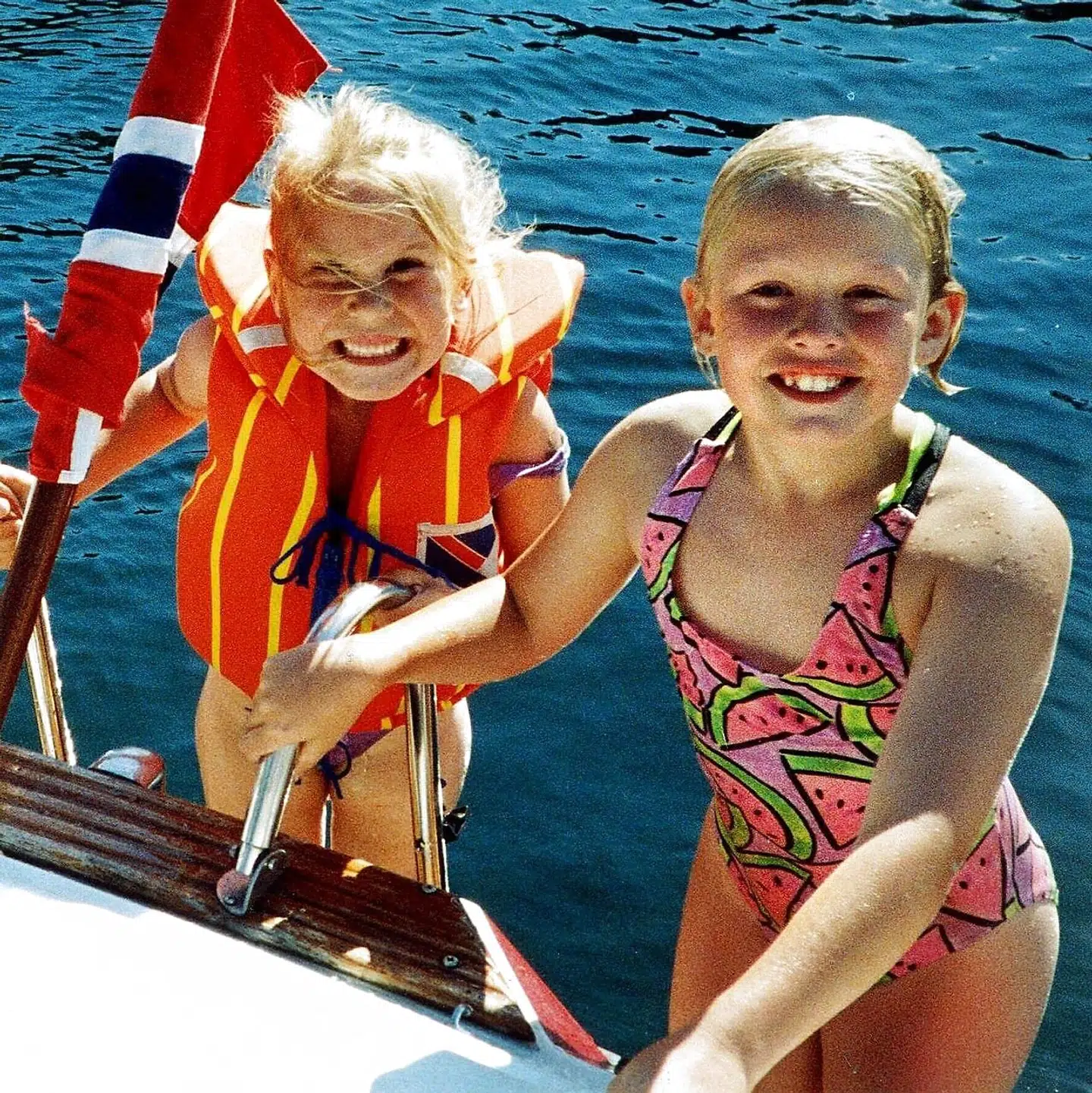 Stine Sofie Sørstrøen (t.v.) og Lena Sløgedal Paulsen blev begge voldtaget og dræbt i år 2000 i Kristiansand i det sydlige Norge. To unge mænd blev idømt henholdsvis 19 års fængsel og 21 års forvaring. Nu bliver sagen genoptaget for den ene af mændene, som hele tiden har hævdet, han er blevet udsat for justitsmord.