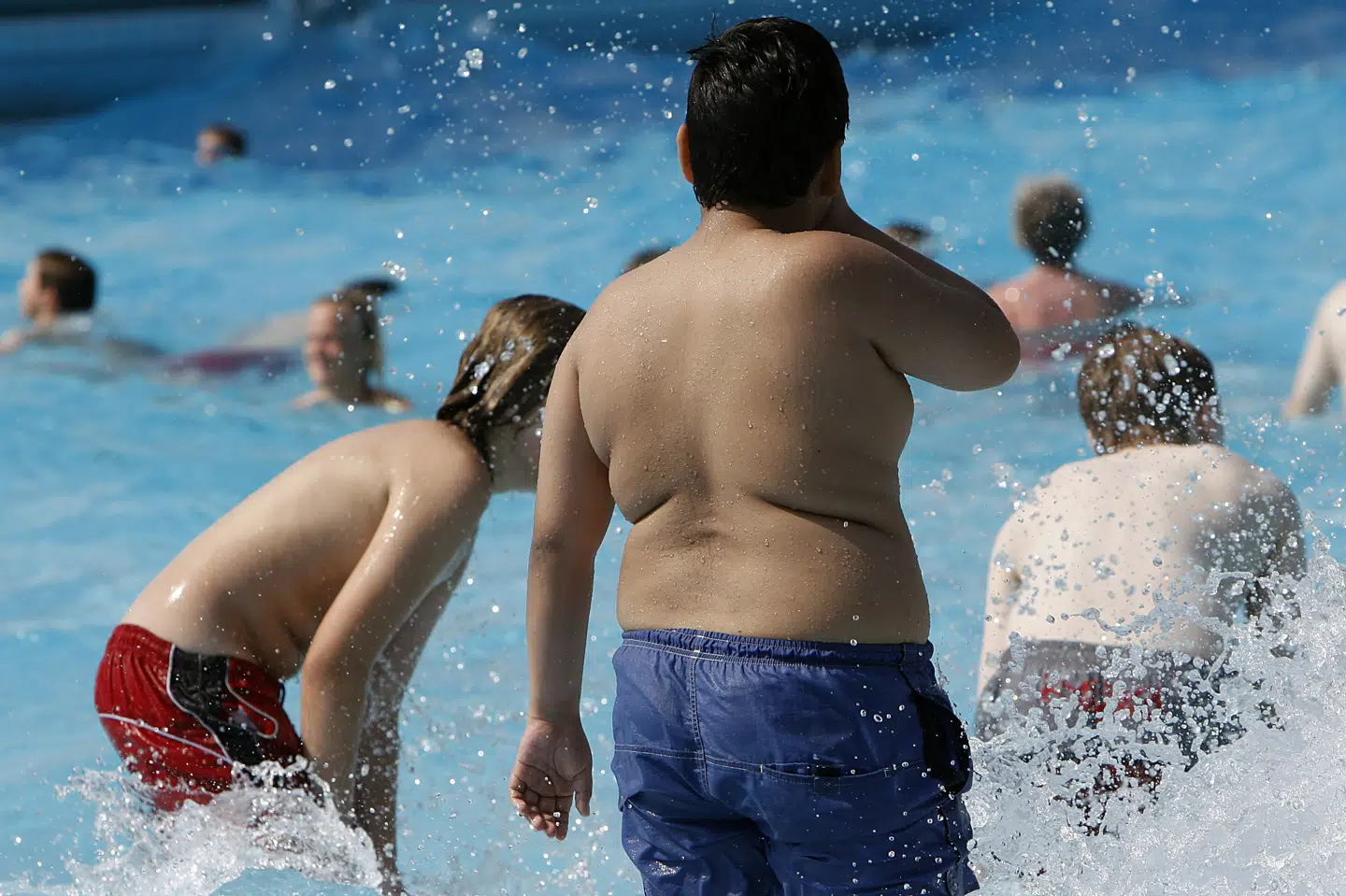 Omkring 15 forskere har været inde over en ny rapport, som konkluderer, at man ikke kan koge udvikling af overvægt hos børn og unge ned til at handle om, at man har bevæget sig for lidt eller spist for meget. Gener spiller en stor rolle, og det samme gør ulighed i sundhed, siger professor og overlæge. (Arkivfoto) Frank Augstein/Ritzau Scanpix