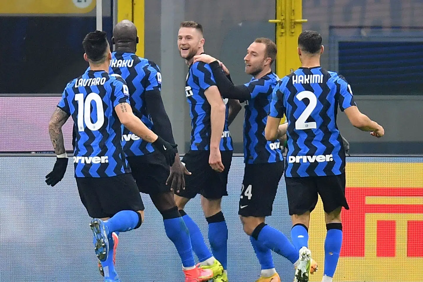 Christian Eriksen lykønsker målscorer Milan Skriniar. Daniele Mascolo/Reuters