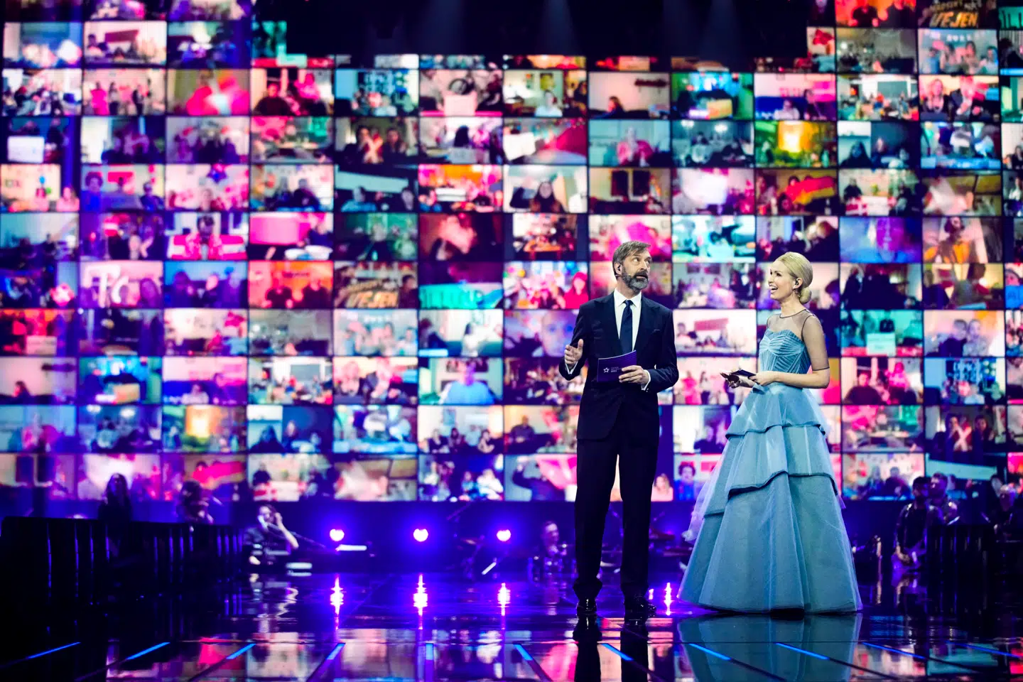 Værter Tina Müller og Martin Brygmann på scenen ved Dansk Melodi Grand Prix 2021 i DR Byens Studie 5 i København. Foto: Martin Sylvest/Ritzau Scanpix 2021