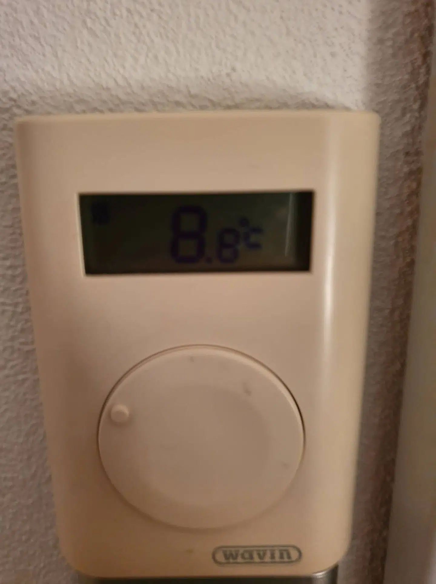 Her ses et billede af termostaten, hvor du kan se, at der er 8,8 grader i sommerhuset, efter parret havde været der to timer.