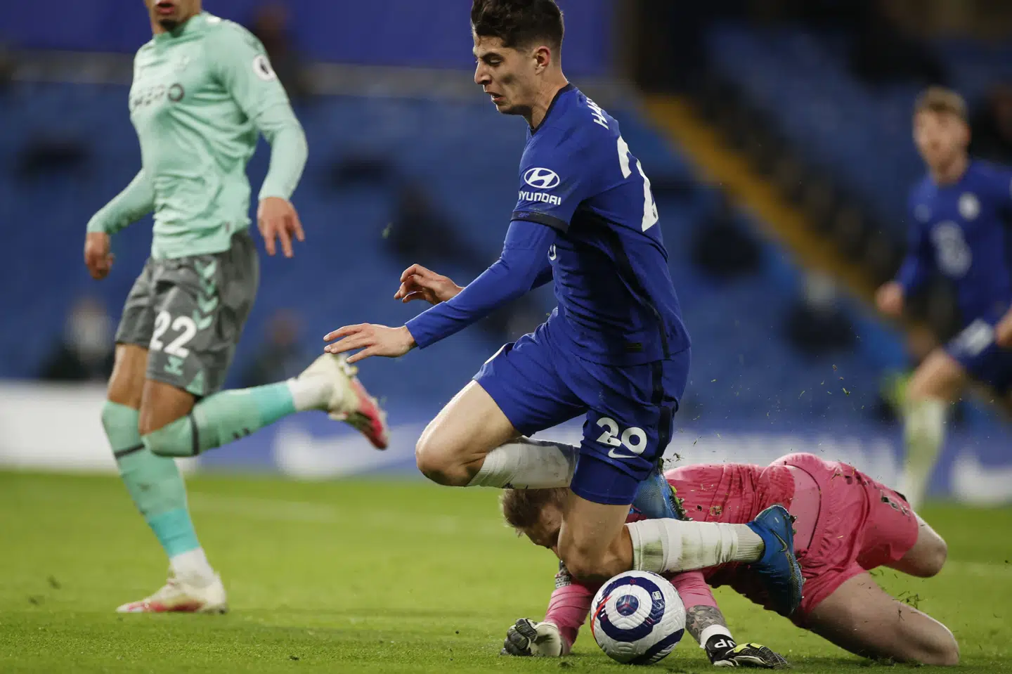 Kai Havertz bliver her fældet i feltet af Jordan Pickford. Det efterfølgende straffespark omsatte Jorginho til 2-0. John Sibley/Reuters