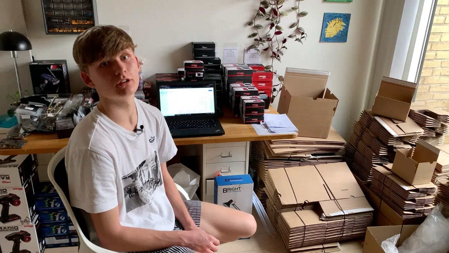 Før Nikolaj fik rigtige profesionelle papkasser, brugte han alt, hvad familien samlede sammen: »Jeg har sendt varer i iskasser.«