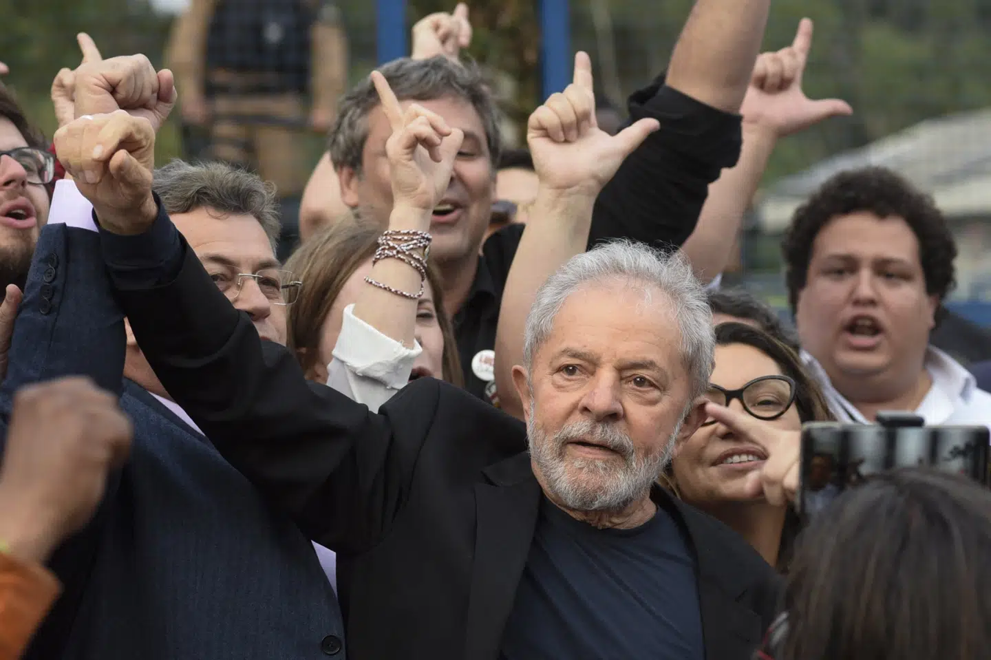 Brasiliens tidligere præsident Luiz Inacio Lula da Silva hilser på sine tilhængere ved løsladelsen i 2019. Nu er der åbnet op for et comeback til den populære politiker. (Arkivfoto) Henry Milleo/Ritzau Scanpix