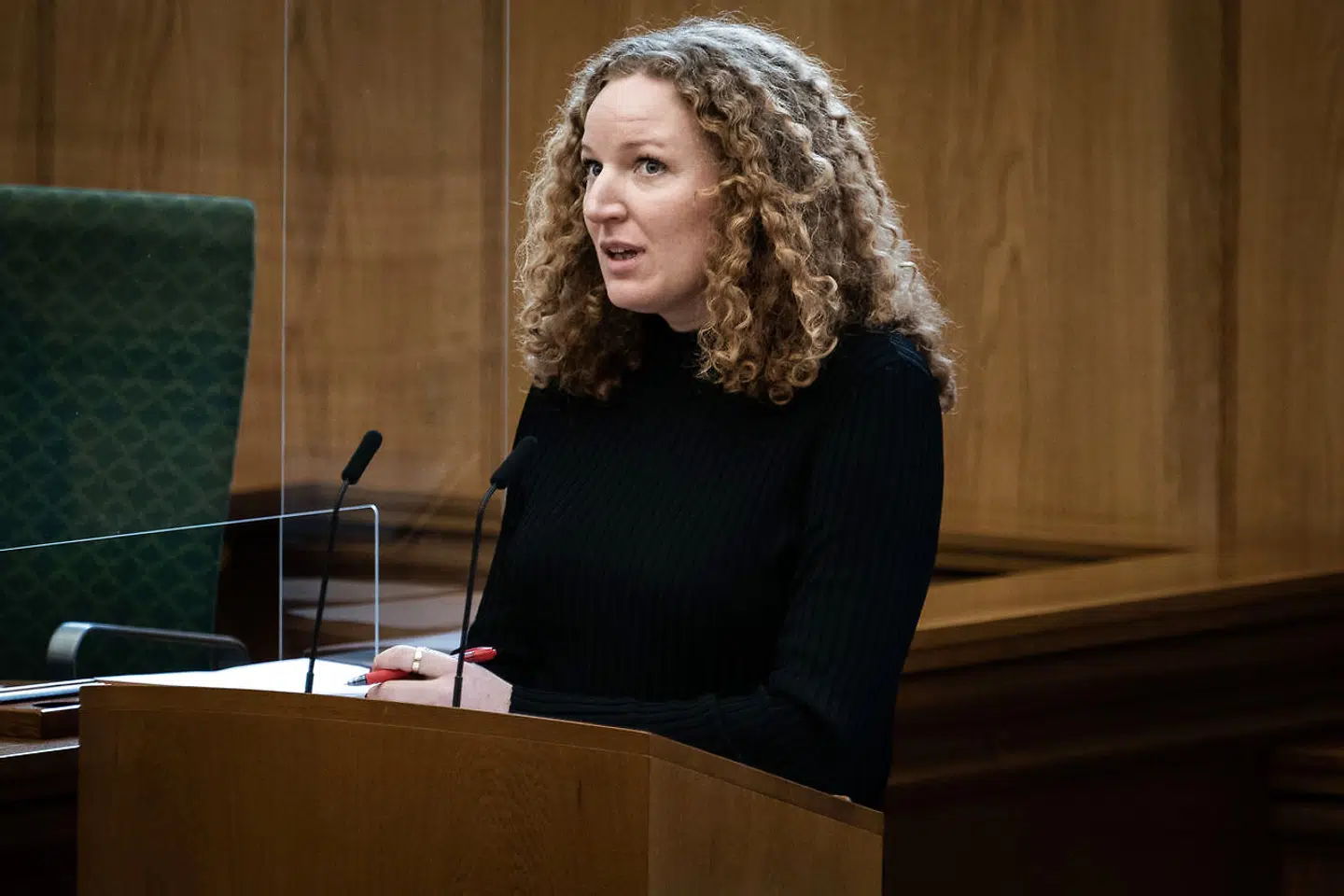 Rosa Lund, retsordfører for Enhedslisten, mener, at hvis partiet truer med at vælte regeringen på sagen om de danske børn i Al-Hol-lejren, så lader regeringen sig blot vælte, og det vil i sidste ende ikke gavne børnene.