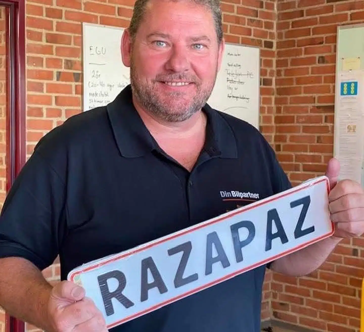 Det er Michael Møller, som har købt hjelmen til et godt forhold. Her står han med en nummerplade, hvor der står Razapaz, som betyder vildbasse på bornholmsk.