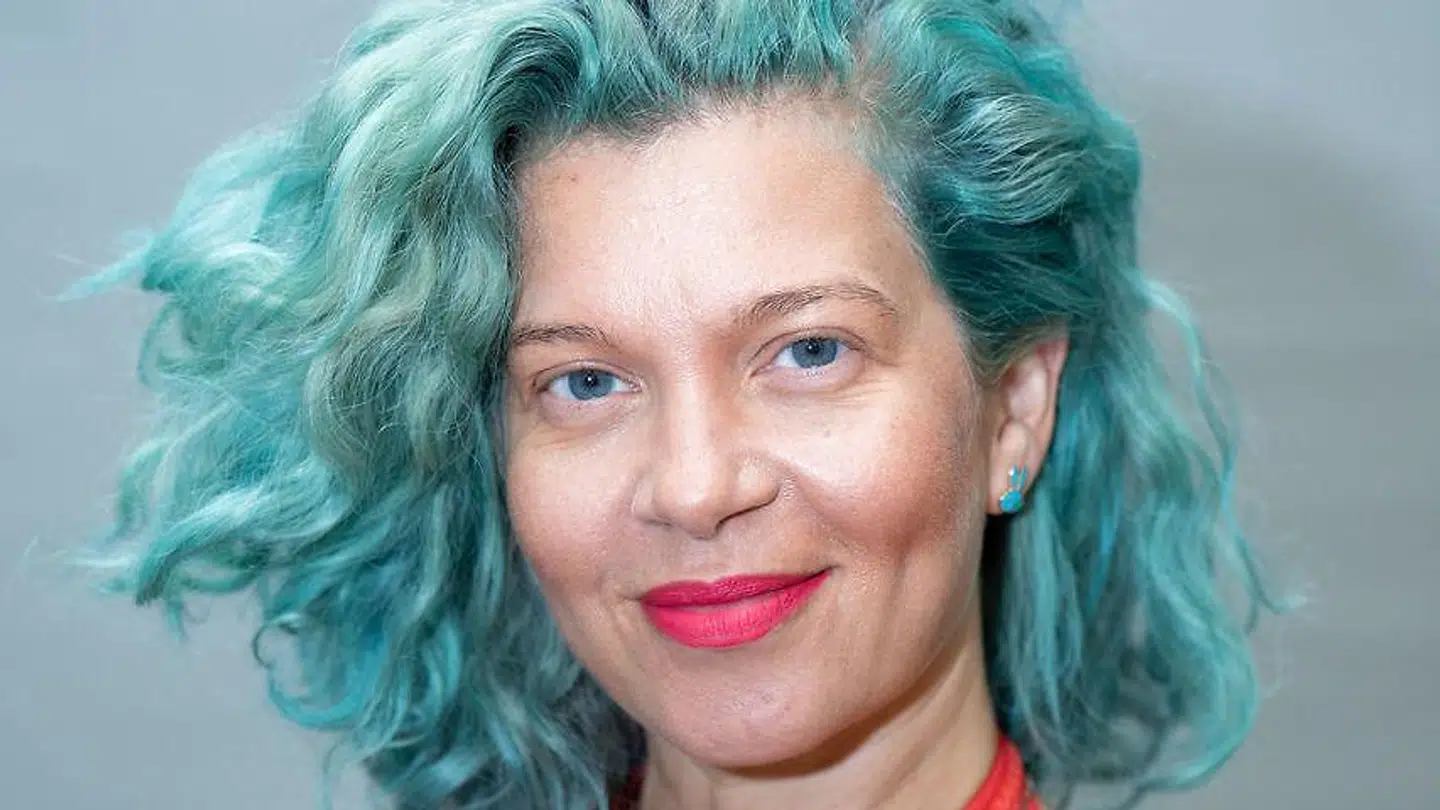 Radiovært Sara Bro har selv oplevet ikke at føle sig ligestillet mænd, derfor opfordrer hun kvinder, til at være bevidst om, at de også har og fortjener magt.