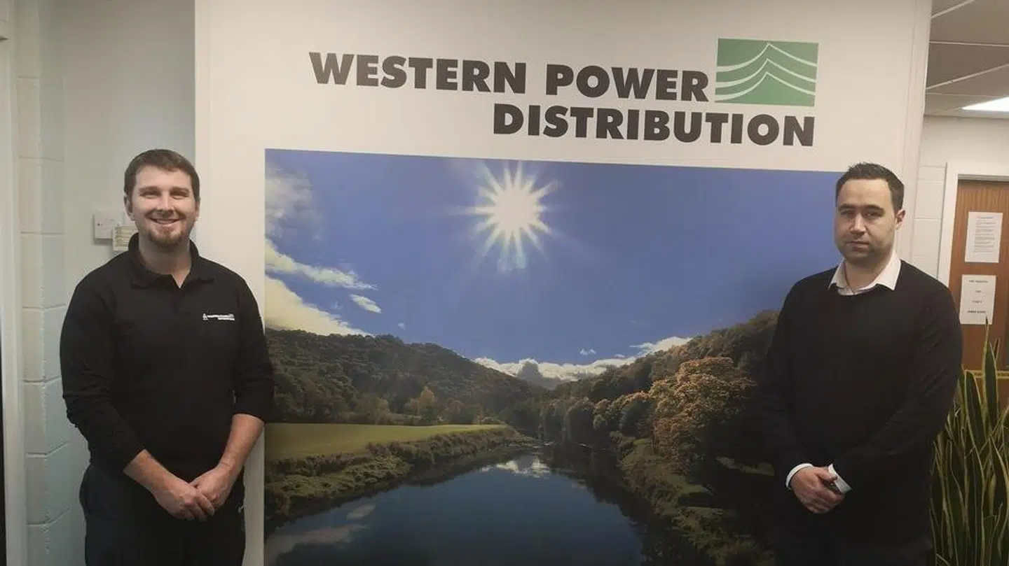 Allyn Gore og Luke Summers fra Western Power Distribution var med til at finde en tunnel fra middelalderen i det sydlige Wales. Foto: Western Power Distribution.