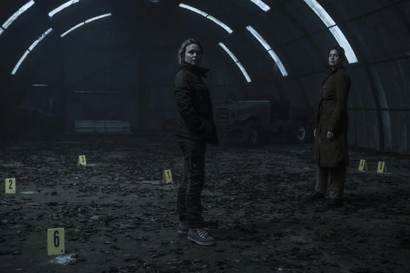 Skuespillerinden Natalie Madueño (til højre, red.) indtager igen rampelyset som profiler Louise Bergstein i endnu en sæson af Den som dræber. I den nye sæson spiller over for Helle Fagralid (til venstre, red.) i serien. Per Arnesen/Free