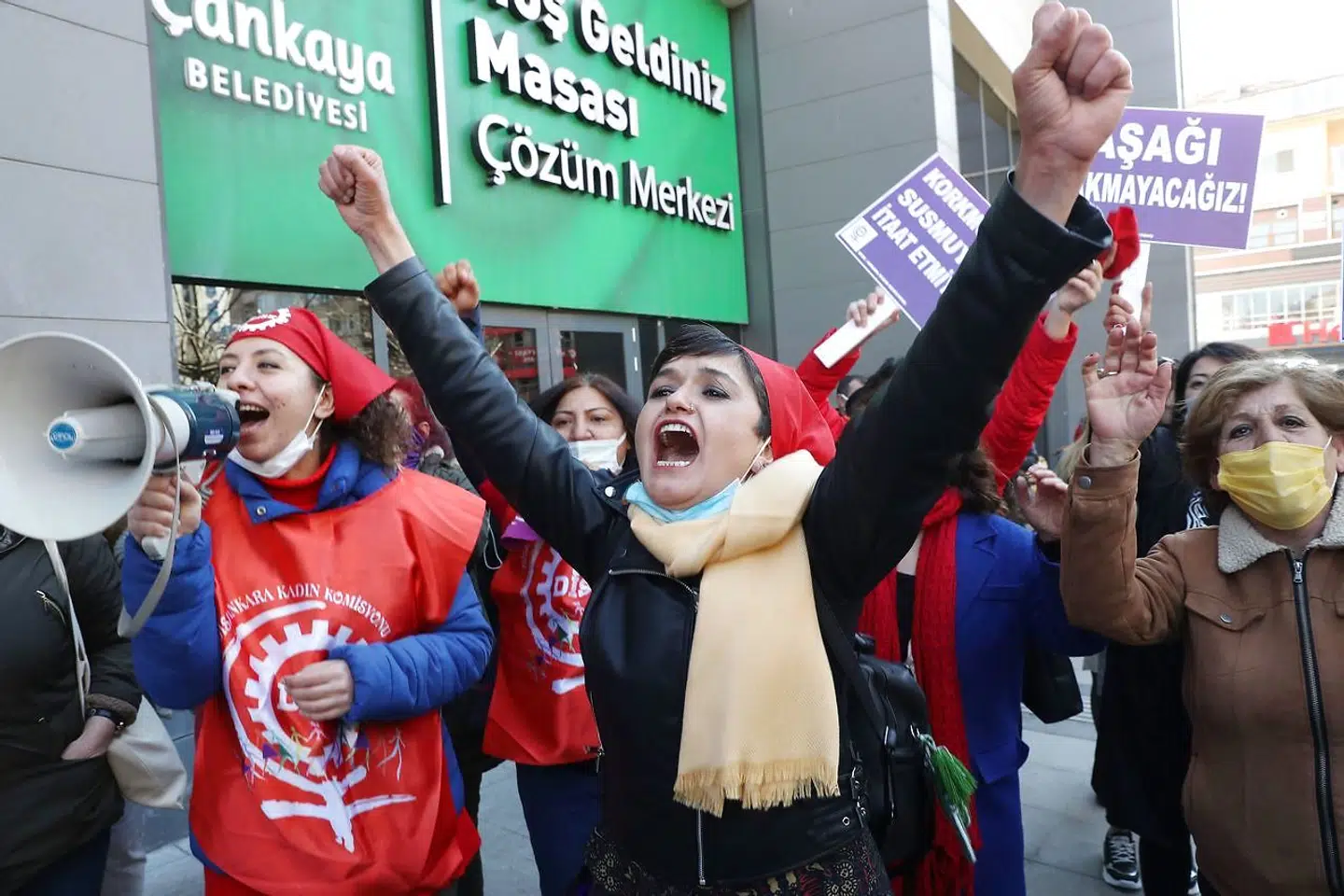 I Ankara i Tyrkiet er kvinder mandag gået i demonstation i anledning af Kvindernes Internationale Kampdag. Foto Adem Altan/ AFP