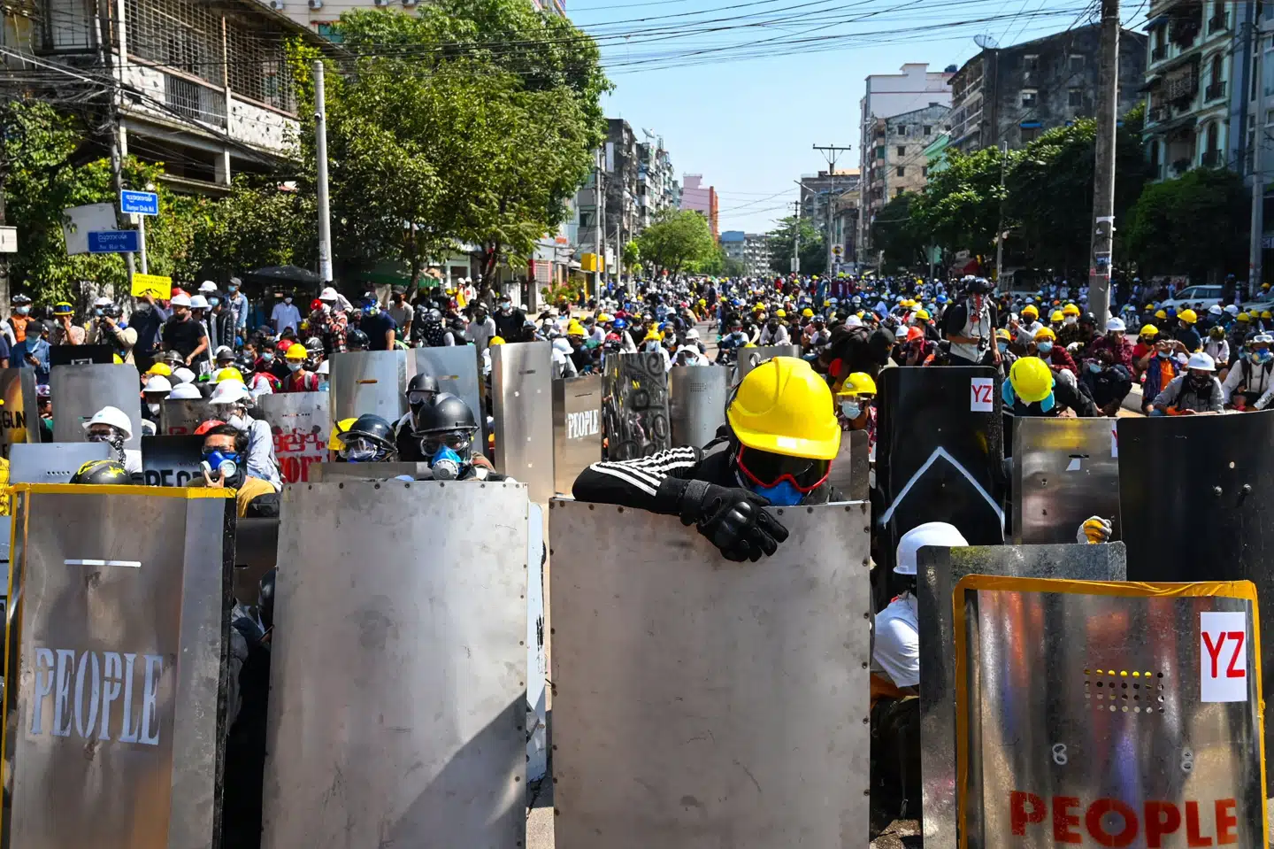 Demonstranter i Myanmars største by, Yangon, holder hjemmelavede skjolde op under en demonstration mandag. Foreløbig er mindst 50 mennesker blevet dræbt af skud, siden militæret overtog magten i det sydøstasiatiske land 1. februar. Str./Ritzau Scanpix