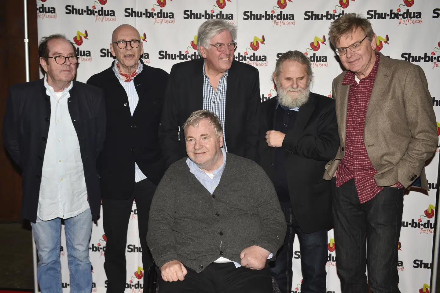 Sådan så det ud, da nogle af Shubberne - heriblandt Michael Bundesen - stillede op til fotografering ved ankomsten til premieren på musicalen Shu-bi-dua - The Musical på Østre Gasværk i København tilbage i 2016. (Arkivfoto) Simon Læssøe/Ritzau Scanpix