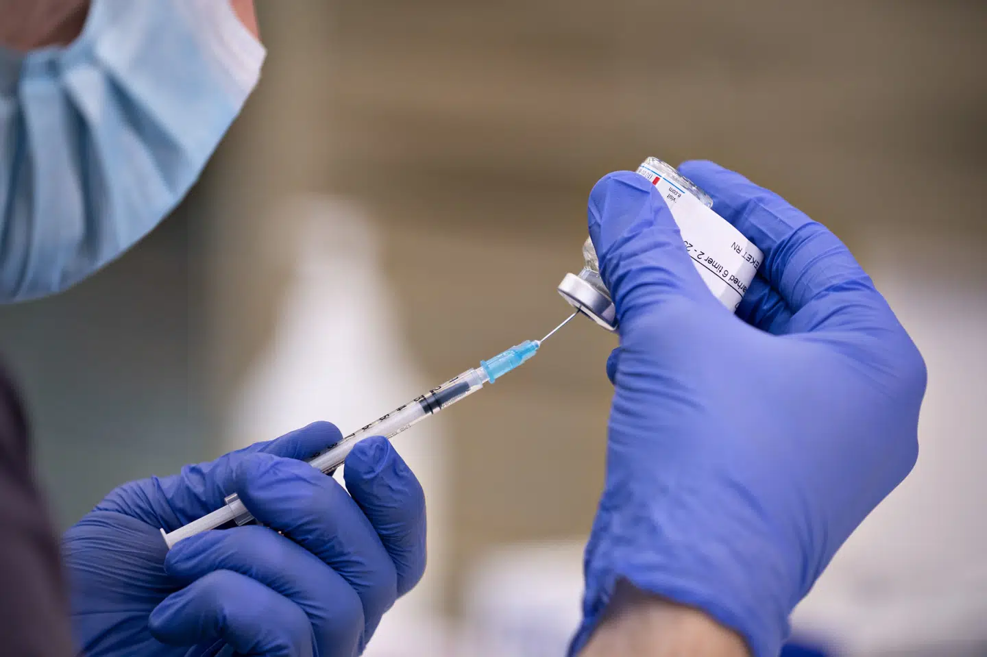 Fredag ændrede Sundhedsstyrelsen retningslinjerne for, hvor længe coronavacciner må være åbne, og om de må transporteres, og det betyder, at Region Hovedstaden kan samle vacciner i overskud, når vaccinationscentrene lukker, og køre dem ud på akuthospitalerne. (Arkivfoto) Henning Bagger/Ritzau Scanpix