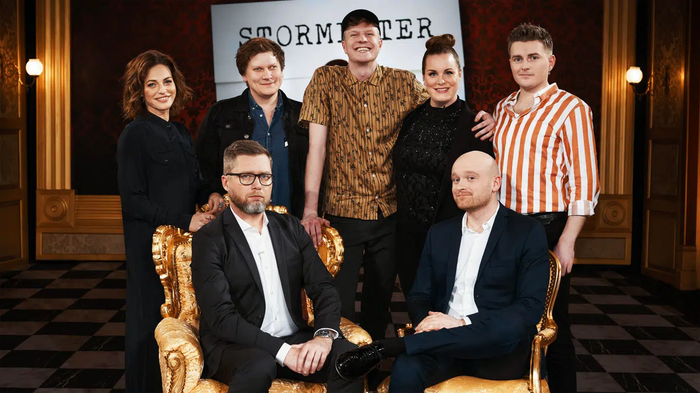 Tv-vært Sarah Grünewald, komiker Heino Hansen, komiker Victor Lander, skuespillerne Lise Baastrup og Jesper Groth samt 'Stormester's to værter, Lasse Rimmer og Mark Le Fêvre.