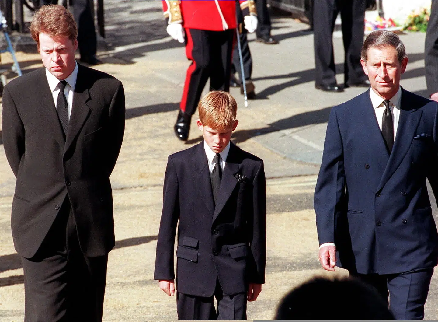 ARKIVFOTO fra begravelsen af prins Harrys mor, prinsesse Diana. Her ses den unge prins mellem sin far, prins Charles (til højre), og moderens bror.