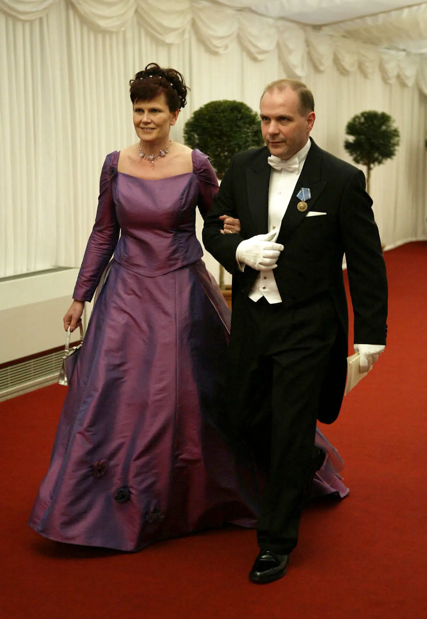 Her ses forsvarsminister Søren Gade og fru Helle Buskbjerg Poulsen i 2004 ankomme til bryllupsfesten for kronprins Frederik og kronprinsesse Mary i teltet på Fredensborg Slot. I 2008 døde Helle Buskbjerg Poulsen af kræft.