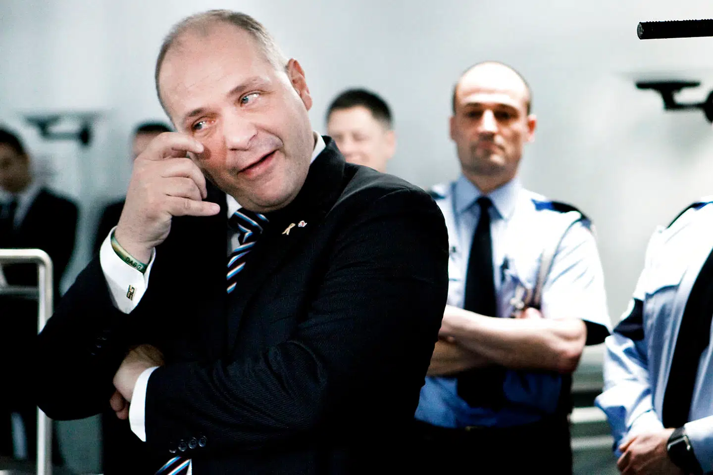Søren Gade var dybt berørt, da han overdrog Forsvarsministeriet til Venstres Gitte Lillelund Bech tirsdag 23. februar 2010 efter ministerrokade.
