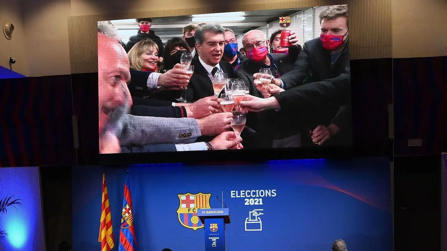 Joan Laporta skåler, efter han søndag vandt præsidentvalget i den spanske storklub FC Barcelona.