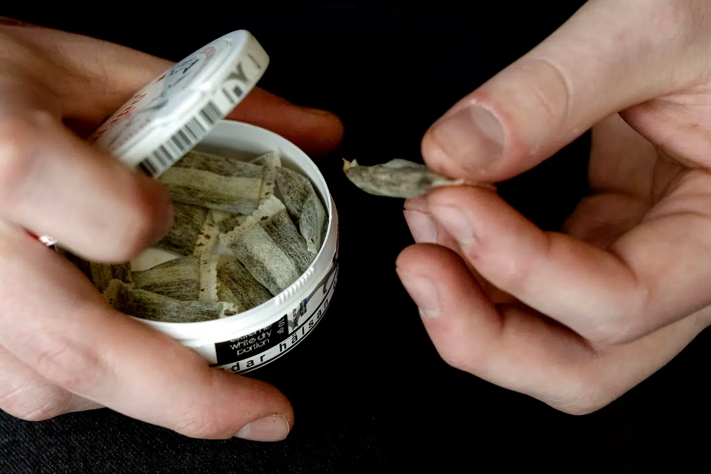 Salget af tyggetobak eksploderer. Nikolaj Sjøgaard Andersen er snusbruger.