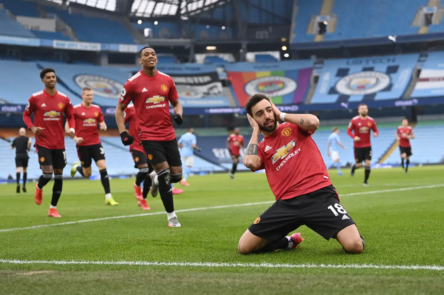 Bruno Fernandes jubler efter sit mål på straffespark kort inde i kampen. Laurence Griffiths/Reuters