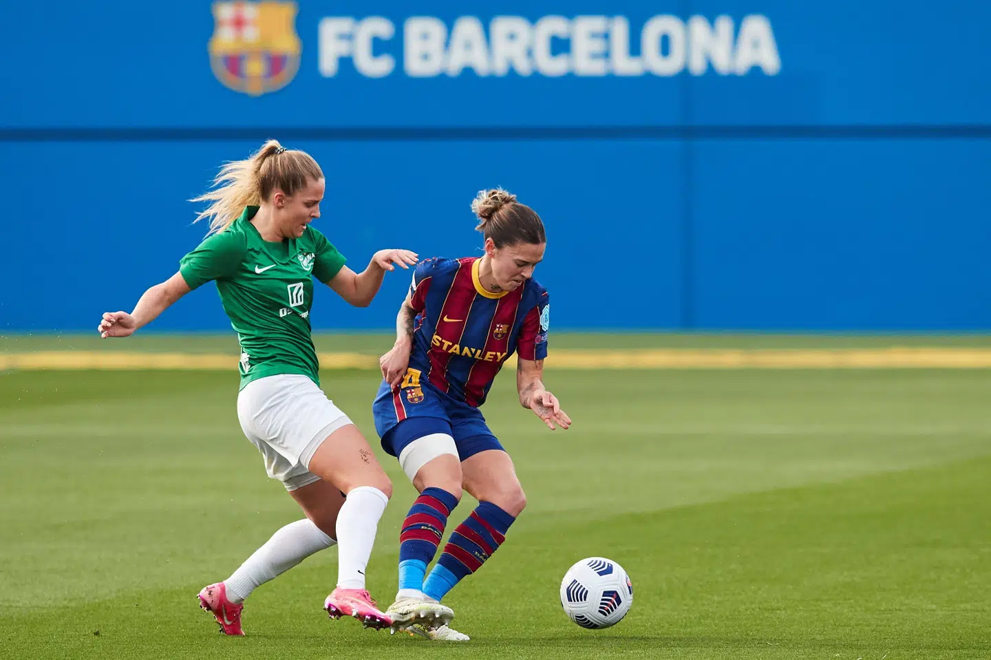 Olivia Møller Holdt (til venstre) og Fortuna Hjørring fulgte onsdagens nederlag til Barcelona op med at tabe i Kolding. Alejandro Garcia/Ritzau Scanpix