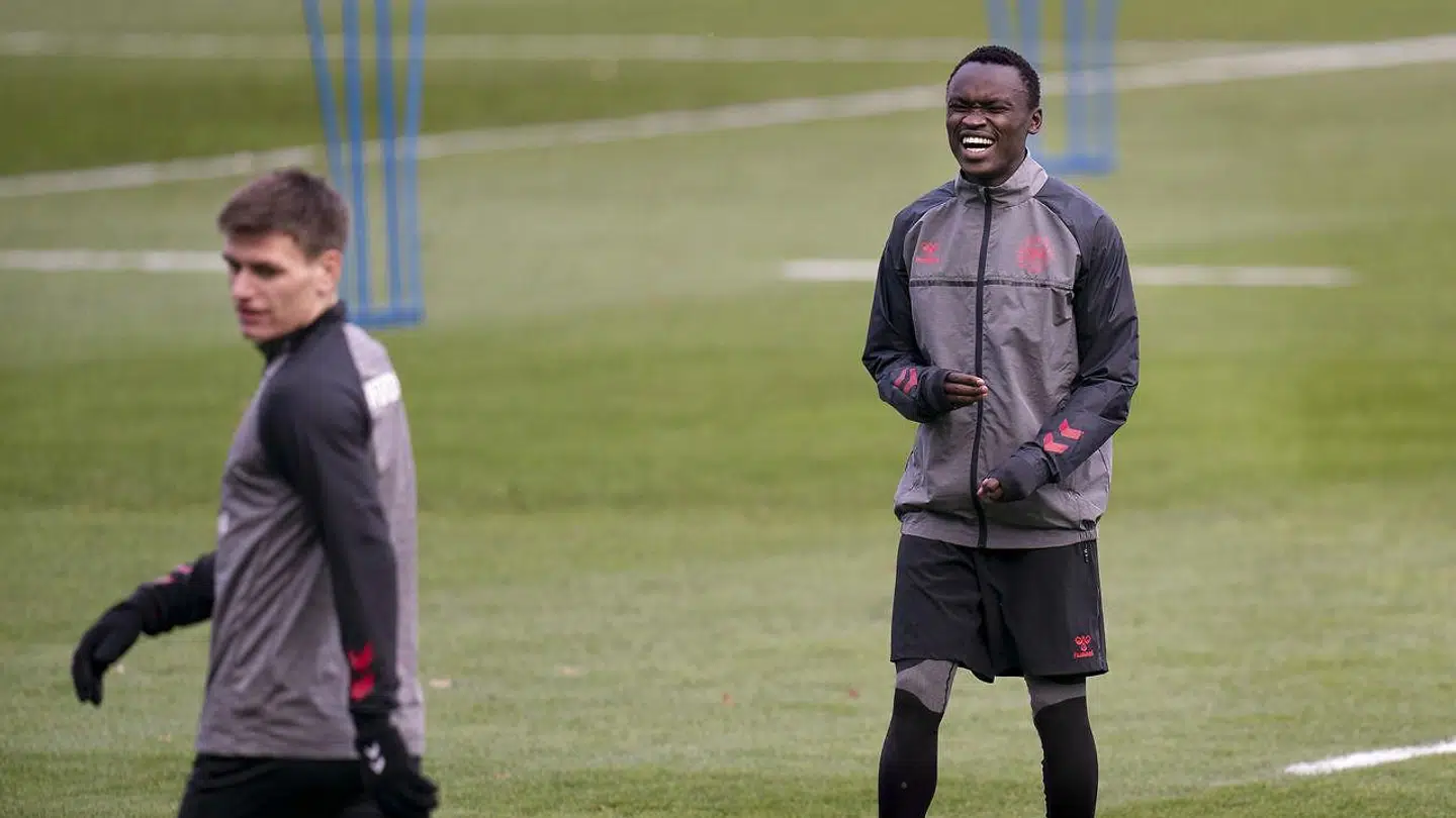 Pione Sisto med landsholdet i 2020.