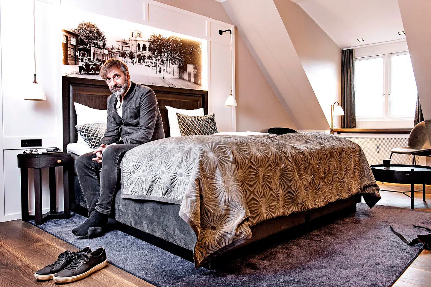 Martin Brygmann på sit værelse på Hotel Ascot. Søndag tager han skoene på og kører hjem til sin familie igen.
