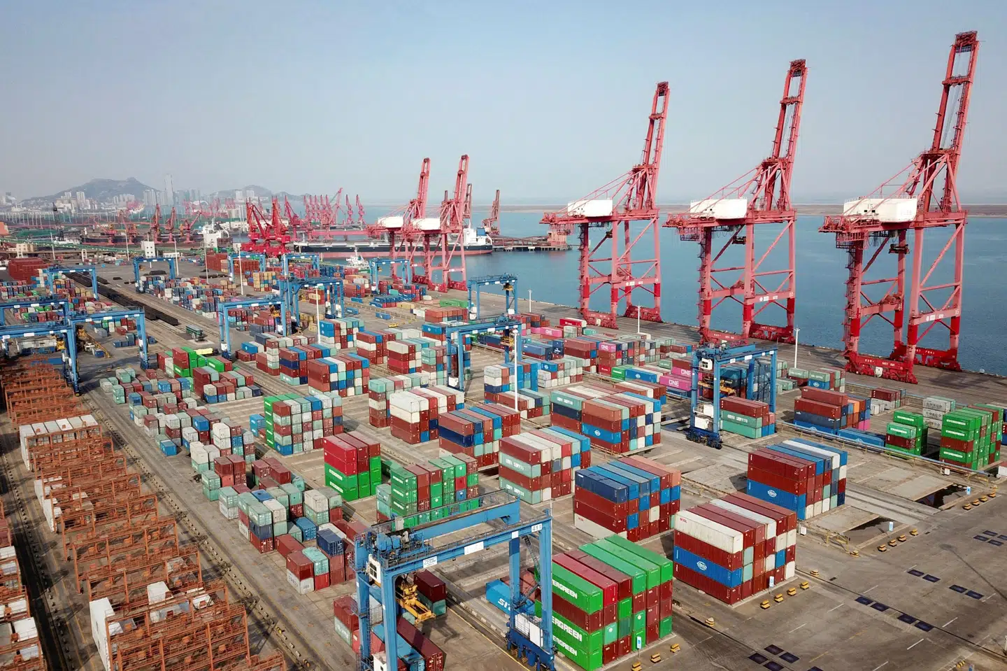 Containere står klar til at blive sejlet ud af Kina fra Lianyungang-havnen i den østkinesiske Jiangsu-provins.