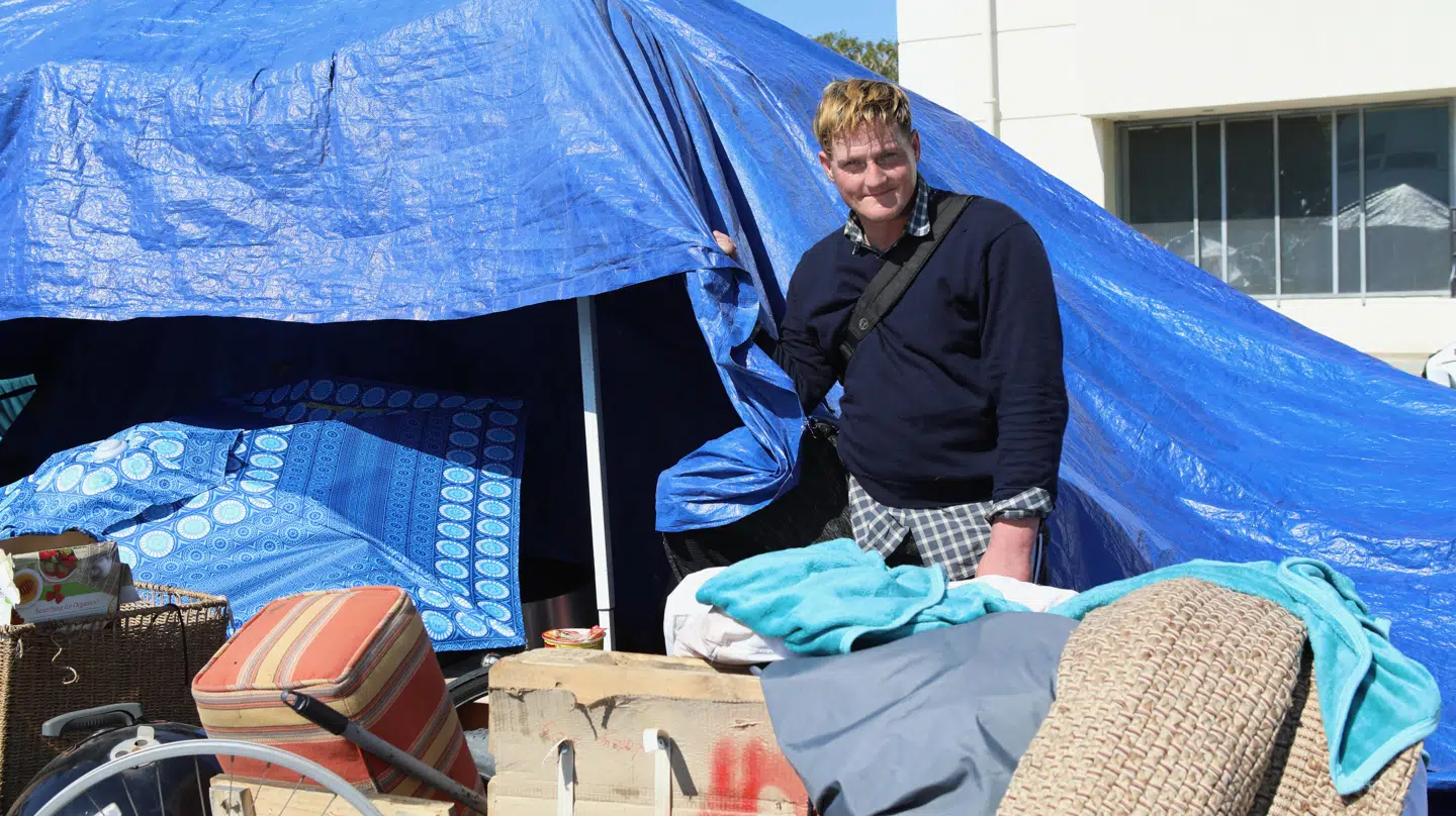 Eric har i årevis boet i forladte huse. Nu er hans hjem et telt i Venice, men han drømmer om at flytte i lejlighed med sin kæreste.