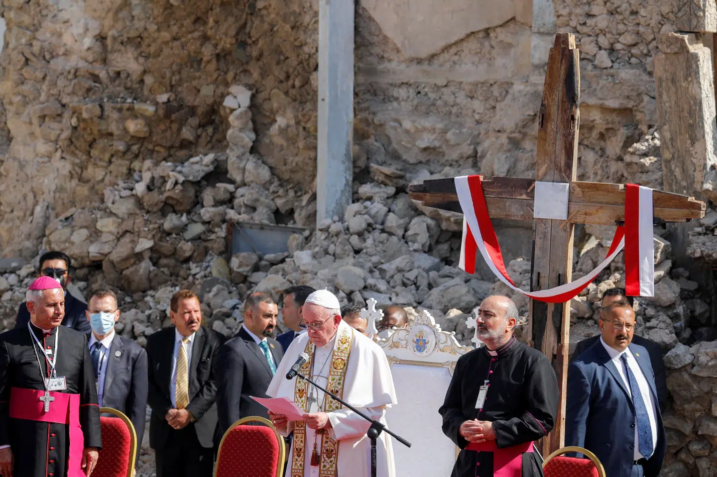 Pave Frans bad for krigens ofre på Hosh al-Bieaa kirketorv i Mosul i Irak. Kirken blev ødelagt under konflikten med Islamisk Stat. Khalid Al-Mousily/Reuters