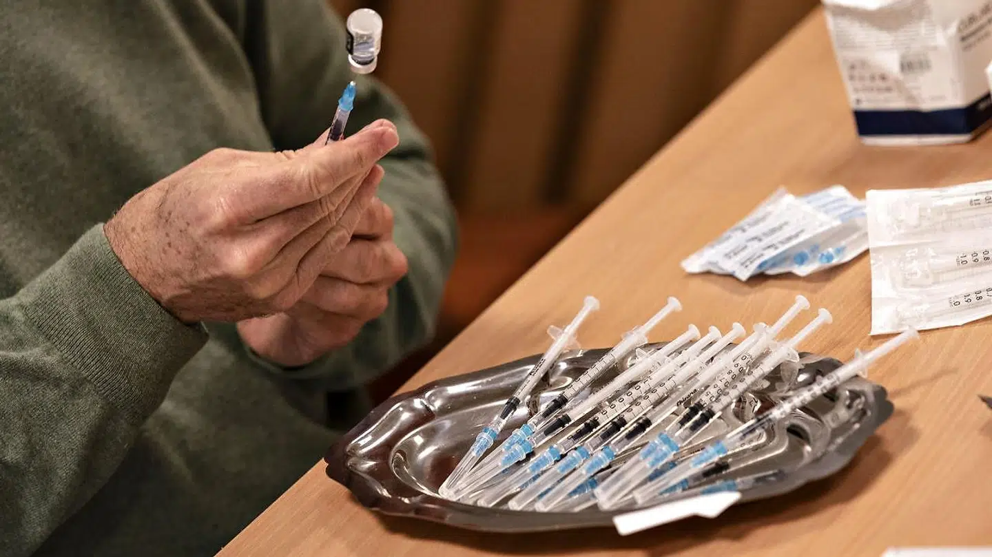 Vaccinen gøres klar i sprøjter til vaccinationen af hjemløse ved Frelsens Hær i Aalborg, torsdag den 25. februar 2021. Som led i vaccinationen i målgruppe 5 - særligt udsatte borgere - bliver der leveret 100 doser til vaccination af hjemløse og særligt udsatte i Aalborg Kommune.