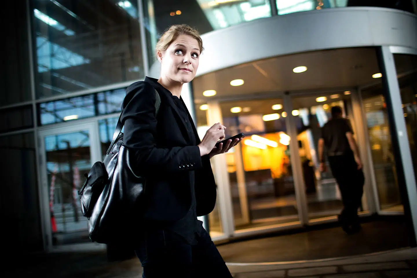 Daværende politisk ordfører for Enhedslisten Johanne Schmidt-Nielsen fotograferet uden for DR Byen i 2012, da hun var rasende over, at Thorning-regeringen havde indgået en skatteaftale med Venstre og Det Konservative Folkeparti.